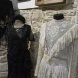 Addossati su una parete ce ne sono un paio, uno nero e uno bianco, entrambi drappeggiati da una stoffa leggera, trasparente, ricamata e decorata con brillantini e coralli di pasta di vetro